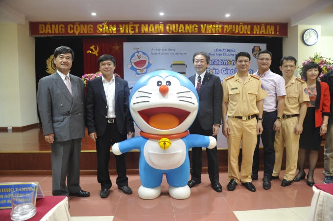 Các đại biểu chụp ảnh lưu niệm với chú mèo máy Doremon