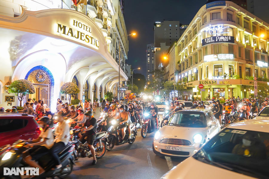 Tầm 20h tối 31/12, dòng người bắt đầu đổ về trung tâm thành phố chờ thời khắc đếm ngược qua năm mới