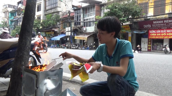 Hiếm gặp người dân đốt vàng mã có ý thức như thế này