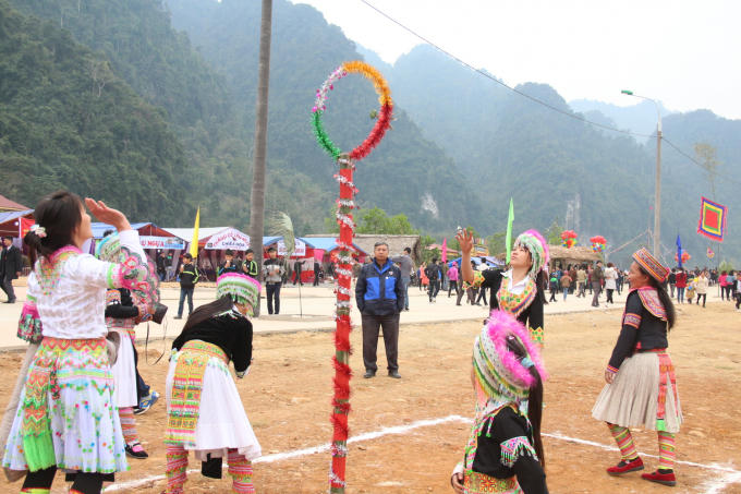 Ném còn là trò chơi vui nhất, đông người tham gia nhất.