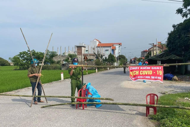 Các chốt kiểm soát dịch bệnh được lập tại địa bàn xã Đạo Lý, huyện Lý Nhân - Hà Nam. (Ảnh: Đức Văn).