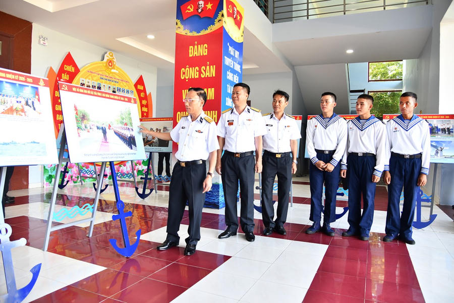 Đại tá Ngô Văn Thành - Chính ủy Vùng 5 Hải quân (thứ nhất từ trái sang) cùng các đại biểu tham quan không gian trưng bày ảnh
