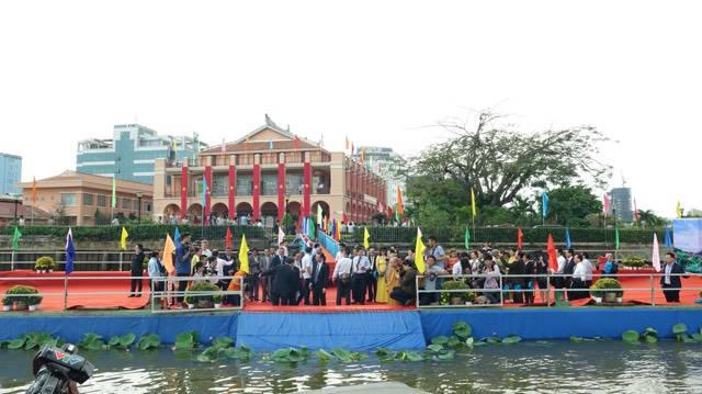 Nghi thức được thực hiện tại bến sông ngay sát Bảo tàng Hồ Chí Minh tại TPHCM.