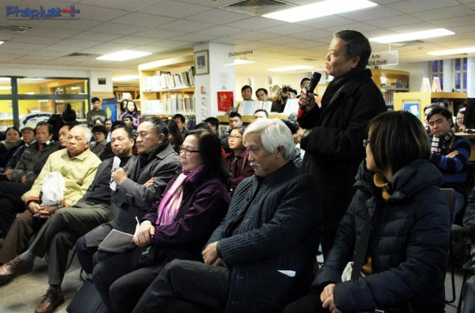 Nhiều nhà nghiên cứu, giảng viên, nghệ sĩ tham dự buổi ra mắt sách. (Ảnh: Đức Biên)