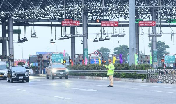 Lực lượng CSGT phân luồng, hướng dẫn giao thông.