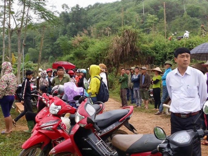 Người dân xung quanh đến chia buồn