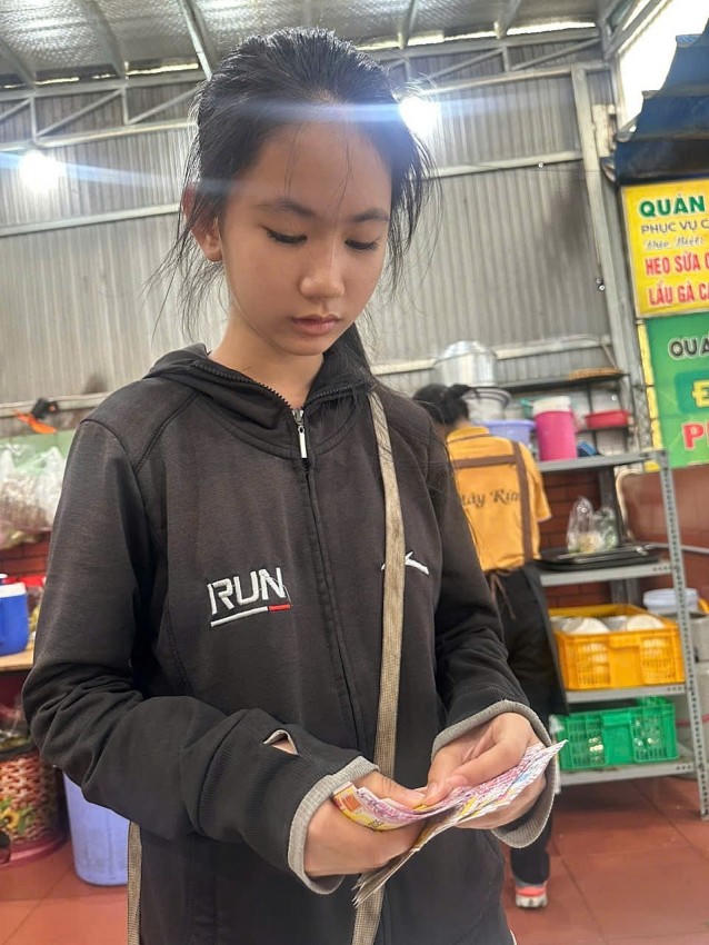 Chân dung cô bé Mỹ Duyên đi bán vé số.