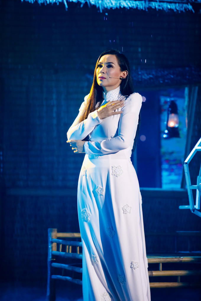 Phi Nhung đẹp hút hồn với áo dài trắng