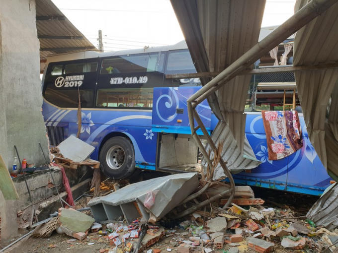 hanh-khach-hoang-loan-keu-cuu1_kzfn