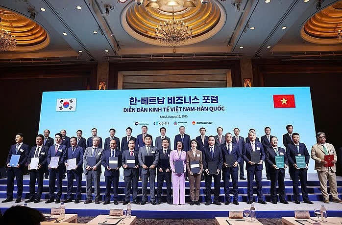 Tổng Bí thư Tô Lâm và Thủ tướng Hàn Quốc Kim Min Seok chứng kiến các đơn vị, doanh nghiệp trao thỏa thuận hợp tác (ảnh: chinhphu.vn)