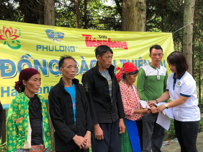 Đại diện Phú Long trao tiền và quà cho các gia đình bị thiệt hại tại huyện Yên Minh.