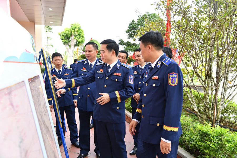 Trung tướng Bùi Quốc Oai - Bí thư Đảng ủy, Chính ủy Cảnh sát biển Việt Nam cùng các đại biểu tham quan các sản phẩm trưng bày tại Đại hội.