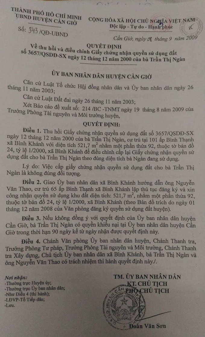Ngày 8/9/2009 UBND huyện Cần Giờ ra quyết định thu hồi giấy CNQSDĐ số 3657 của bà Ngàn.