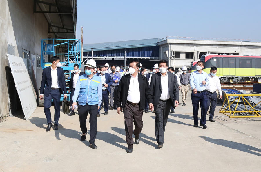 Trong khó khăn, các đồng chí lãnh đạo Hà Nội có rất nhiều các giải pháp tháo gỡ khó khăn, vướng mắc trong sản xuất kinh doanh, đẩy nhanh tiến độ triển khai các dự án đầu tư, chú trọng đến các công trình lớn, trọng điểm, có tính đột phá và giá trị lan tỏa cao. 