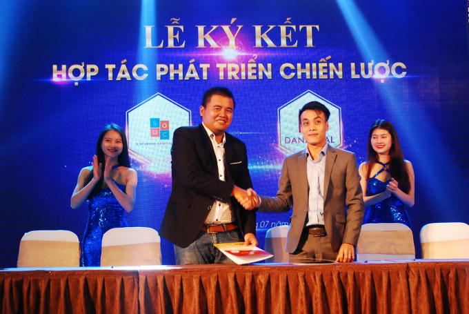 Đại diện công ty Dana Real ký kết hợp tác phát triển chiến lược cùng chủ đầu tư (trái).