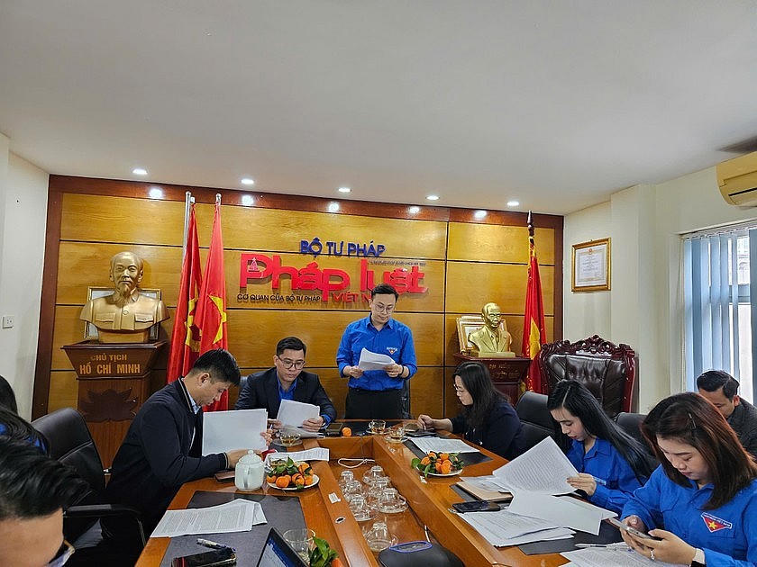 Đồng chí Đào Hải Việt - Phó Bí thư Đoàn cơ sở Báo Pháp luật Việt Nam trình bày báo cáo tổng kết tại hội nghị.