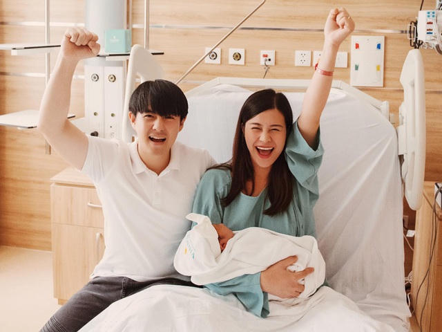 Hiện tại, Đông Nhi - Ông Cao Thắng đang có cuộc sống hôn nhân hạnh phúc. Đôi vợ chồng trẻ vừa đón con gái đầu lòng vào cuối tháng 10/2020. Mới gần 3 tháng tuổi, bé Winnie đã là một