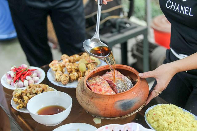 Niêu đất sau khi luộc sạch được lót một lớp riềng nát ở bên dưới để cá không bị cháy, nồi cá được cho thêm mắm muối, gia vị, thêm nước dừa và chút thịt mỡ để có món cá kho béo ngậy. Đặc biệt, kho cá phải có nước chua, thường là nước chanh cho thơm.