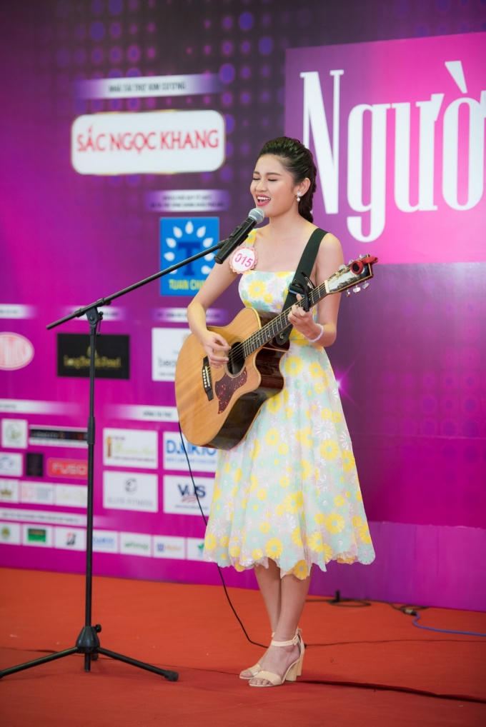 Huỳnh Thị Thuỳ Dung (SBD 015) mặc váy hoa thanh lịch, vừa đệm đàn guitar vừa thể hiện ca khúc tiếng Anh "Baby I love you”. Hoa khôi Ngoại thương khoe chất giọng ngọt ngào cùng phát âm tiếng Anh chuẩn qua lời ca khúc.