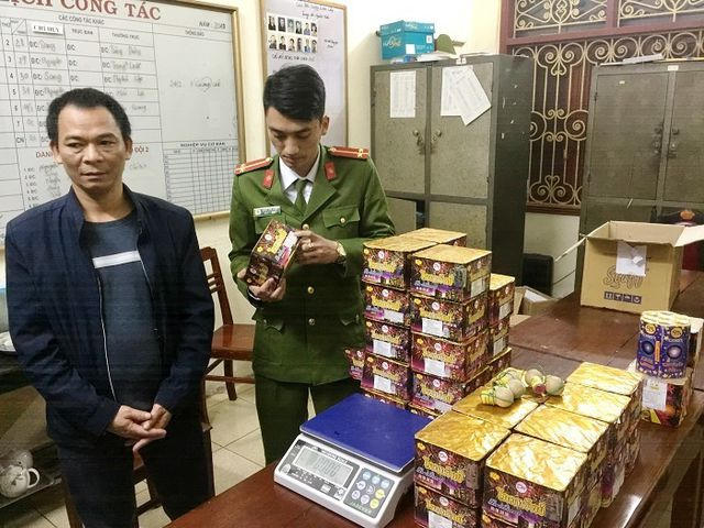 Đối tượng Lực cùng số pháo bị thu giữ tại nhà.