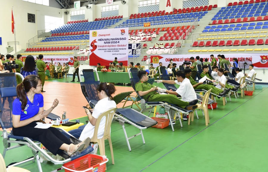Hơn 200 cán bộ, chiến sỹ Công an Nghệ An tham gia hiến máu tình nguyện.