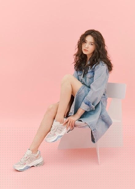 Song Hye Kyo tóc xù xinh đẹp ngất ngây trong loạt ảnh tung đúng Valentine - ảnh 11