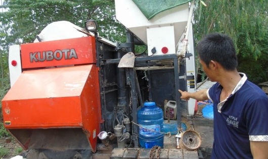 Thợ gặt Thành không nộp tiền “bảo kê” nên bị nhóm đối tượng tấn công và phá hỏng máy gặt lúa.