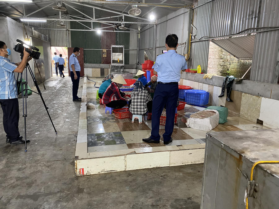 Lực lượng chức năng kiểm tra hô kinh doanh.