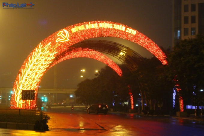 Cổng chào rực rỡ bằng đèn điện tại Đại lộ Thăng Long. (Ảnh: Đức Biên)