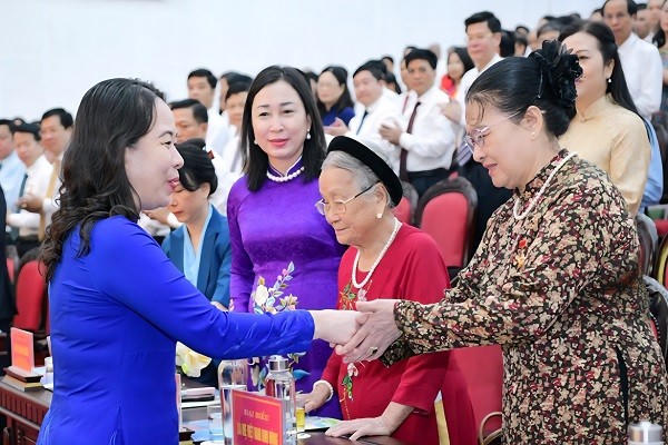 Bà Võ Thị Ánh Xuân, Ủy viên Trung ương Đảng, Phó Chủ tịch nước, Phó Chủ tịch thứ nhất Hội đồng Thi đua - Khen thưởng Trung ương với các đại biểu dự Đại hội.