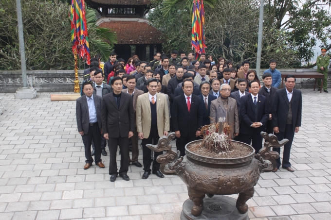 Lãnh đạo Ban quản lí khu di tích lich sử Đền Hùng và lãnh đạo UBND tỉnh, Sở văn hóa và đồng bào ven khu di tích Đền Hùng dâng hương tỏ lòng thành kính với người mẹ của dân tộc tại Đền Mẫu Âu Cơ trong ngày Giỗ Tổ Mẫu.