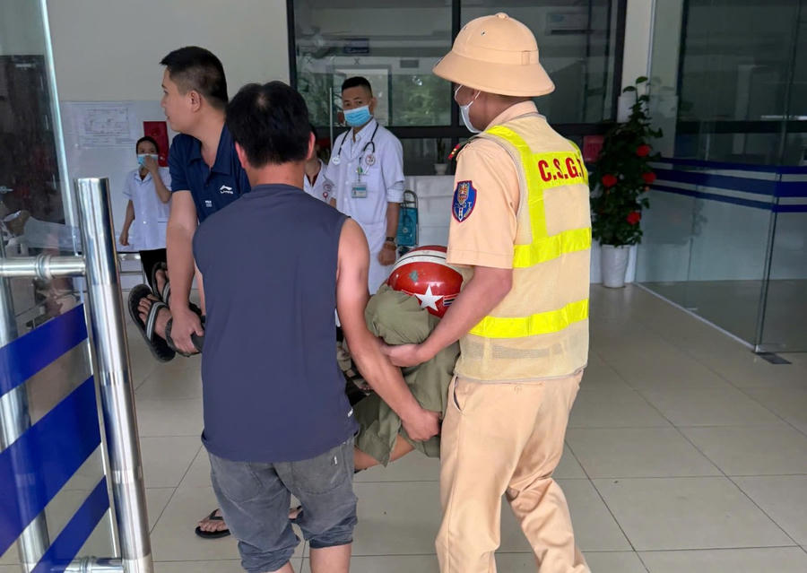 Kịp thời hỗ trợ đưa người dân đi cấp cứu - Ảnh Công an Nghệ An.