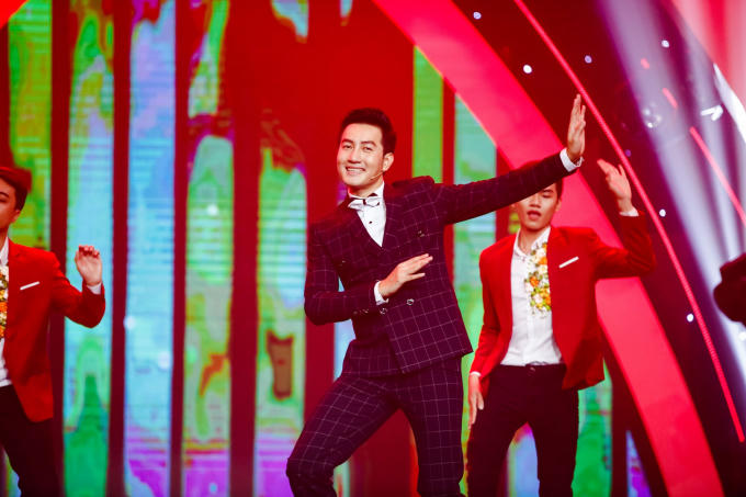 Phi Nhung đẹp hút hồn với áo dài trắng