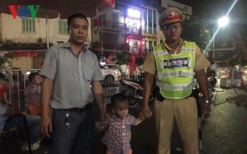Cháu bé đi lạc được lực lượng cảnh sát giao thông hỗ trợ tìm người thân.