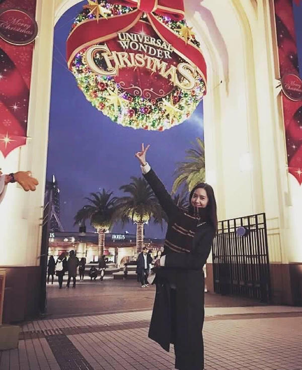 Yoona vui vẻ tận hưởng không khí dịp Giáng sinh. Ảnh: Internet
