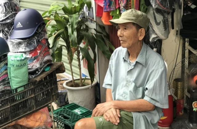 NSƯT Trần Hạnh bán giày, mũ bảo hiểm mưu sinh ở tuổi 89