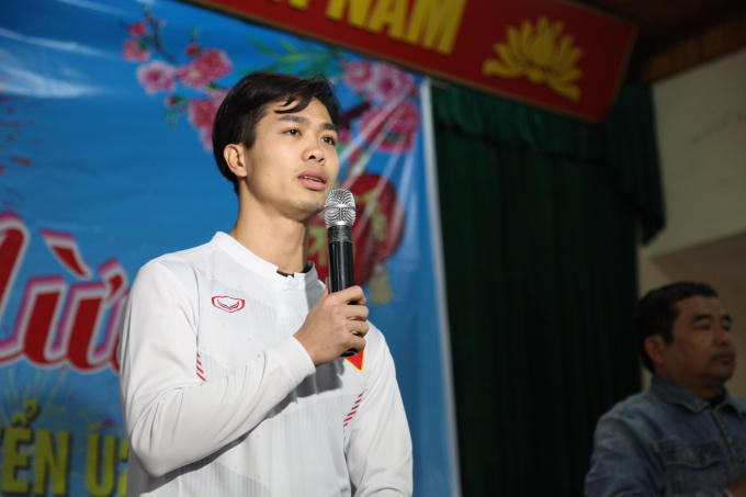 H&agrave;ng ng&agrave;n người h&acirc;m mộ đội mưa r&eacute;t đ&oacute;n ch&agrave;ng tiền đạo số 10 xứ Nghệ