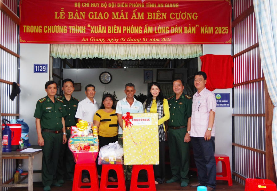 Trao nhà Mái ấm Biên cương cho người dân