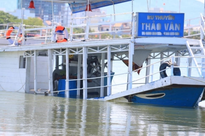 Chiếc tàu Thảo Vân 2 chở 56 người bị lật tối ngày 4/6 khiến 3 người thiệt mạng.