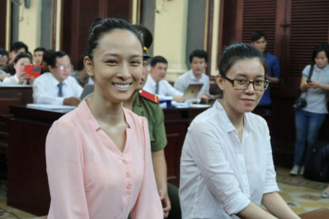 Cựu hoa hậu Phương Nga và Thùy Dung vui mừng khi nhận được quyết định tại ngoại.