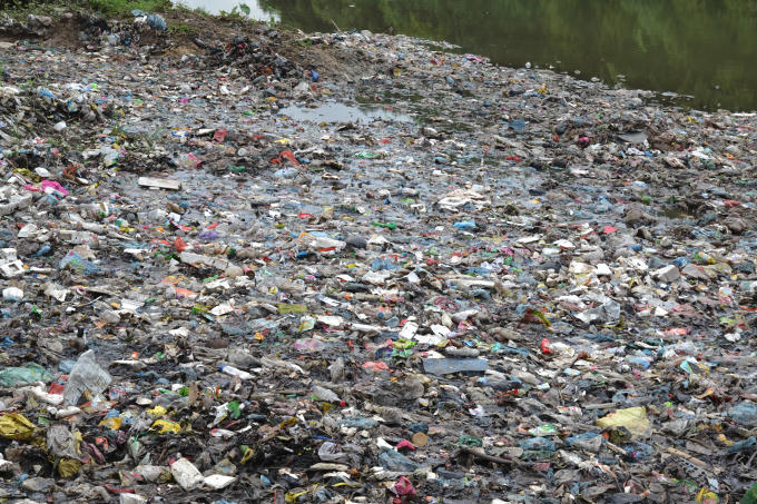 Bãi rác đã được đẩy xuống suối Cầu Quang, cách sông Lô chừng 50m. (ảnh: Phàn Giào Họ).