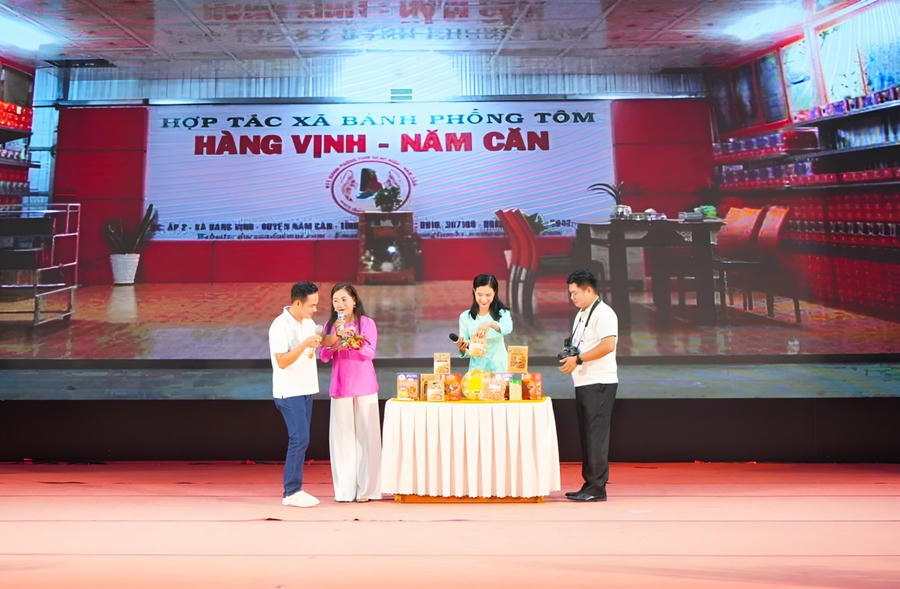Phần thi tự giới thiệu của các đội tại Hội thi ứng xử văn minh du lịch tỉnh Cà Mau (Ảnh Mỹ Trân).