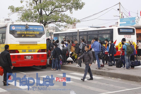 Cảnh chen chúc nhau tại bến xe diễn ra mỗi khi người dân đi về hoặc lện Thủ đô sau mỗi lần nghỉ lễ, tết.