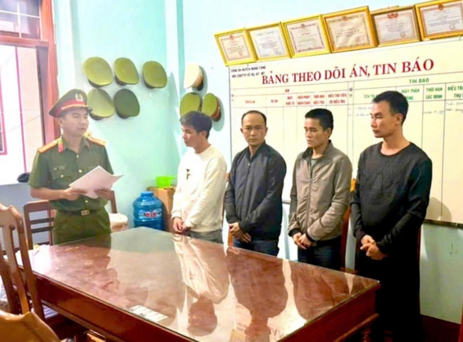 Các đối tượng trong vụ án bị công an tạm giữ. Ảnh: L.T