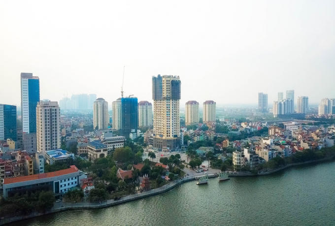 Trung tâm của cơn sốt bất động sản phía Tây thành phố chính là khu vực Hồ Tây, nơi được mệnh danh là huyệt đạo đầu rồng, vượng phong thủy, nơi quy tụ tinh hoa của cả thành phố Hà Nội.