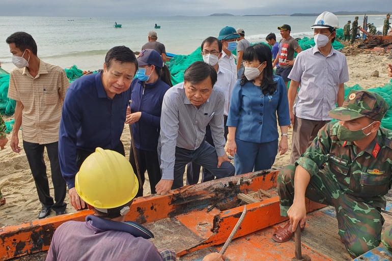 Đoàn công tác của Ban Chỉ đạo Quốc gia về phòng chống thiên tai do Thứ trưởng Bộ NN&amp;amp;PTNT Nguyễn Hoàng Hiệp thăm hỏi, động viên ngư dân bị thiệt hại nặng do thời tiết cực đoan.