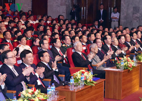 Các đại biểu tham dự buổi lễ.