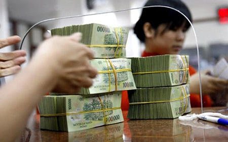 Gửi tiết kiệm bằng VND đang được hưởng lãi suất 4-5% (Ảnh minh họa)