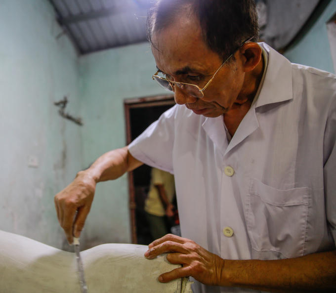 Chia sẽ với PV: "Tôi là thương binh, vì thông cảm với những người khuyết tật nghèo, không có tiền, thế nên ngày nào còn sức là còn làm để giúp họ hoàn thiện hơn".