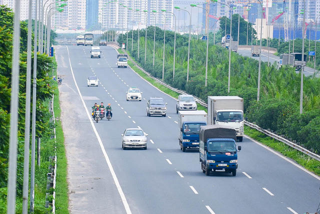 Anh Minh Đức (ở quận Cầu Giấy, tài xế taxi) cho biết : "Ngày nào tôi cũng có chuyến chở khách trên đường đại lộ này, tôi thấy người đi xe máy cố tình đi vào làn đường dành cho ôtô, thậm chí đi với tốc độ nhanh như ôtô, rất nguy hiểm. Đã có tai nạn chết người."